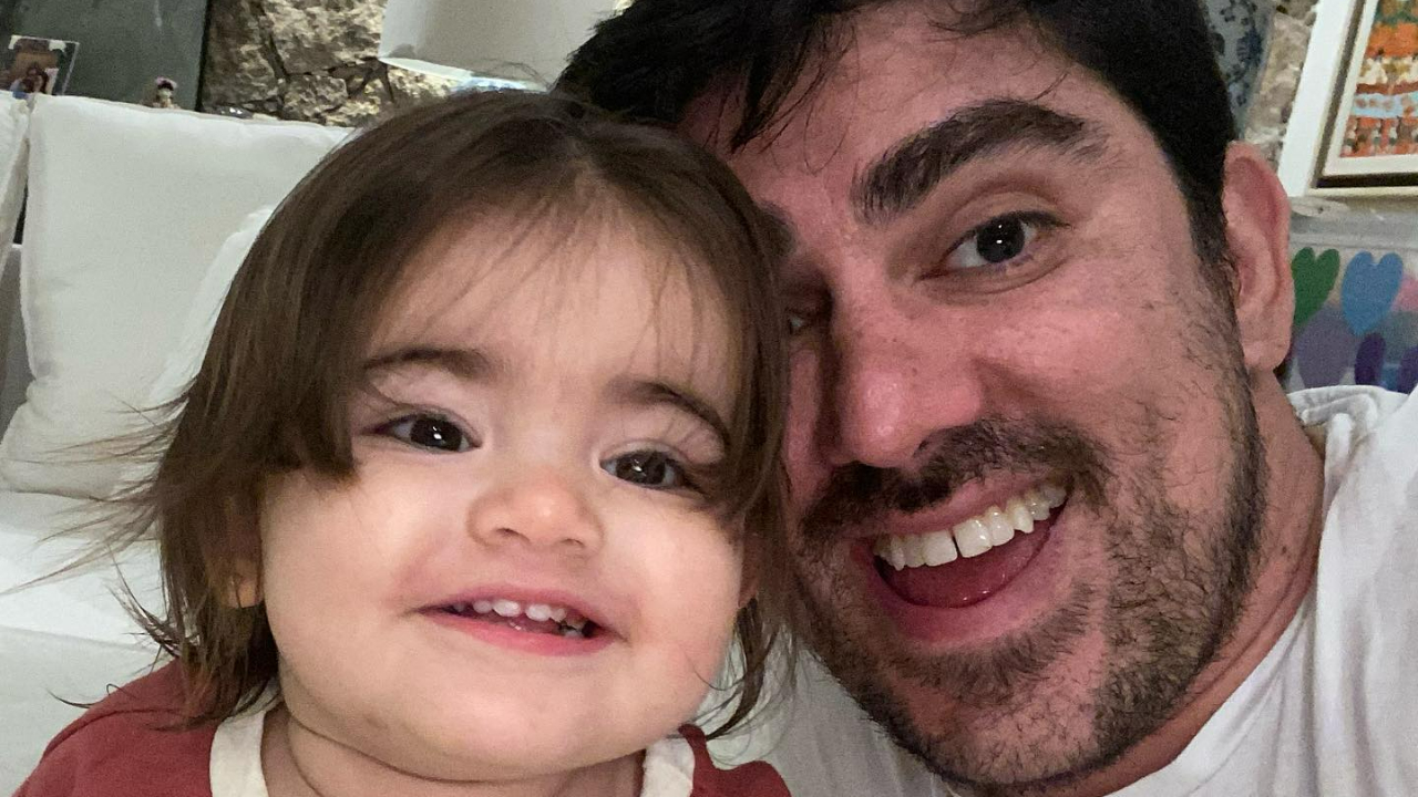 Marcelo Adnet exibe cliques encantadores da filha, Alice e derrete a web: ”Que gracinha!”
