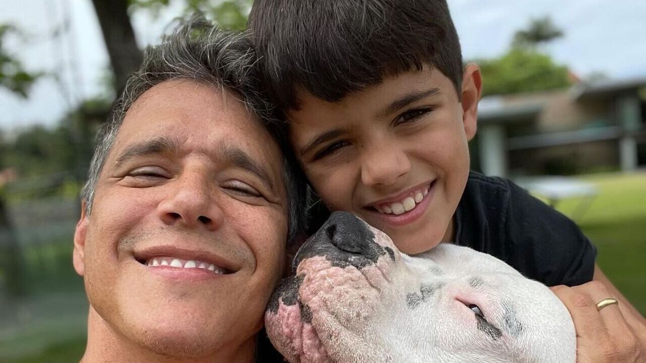 Márcio Garcia encanta ao mostrar o filho caçula em momento fofo com o cachorro