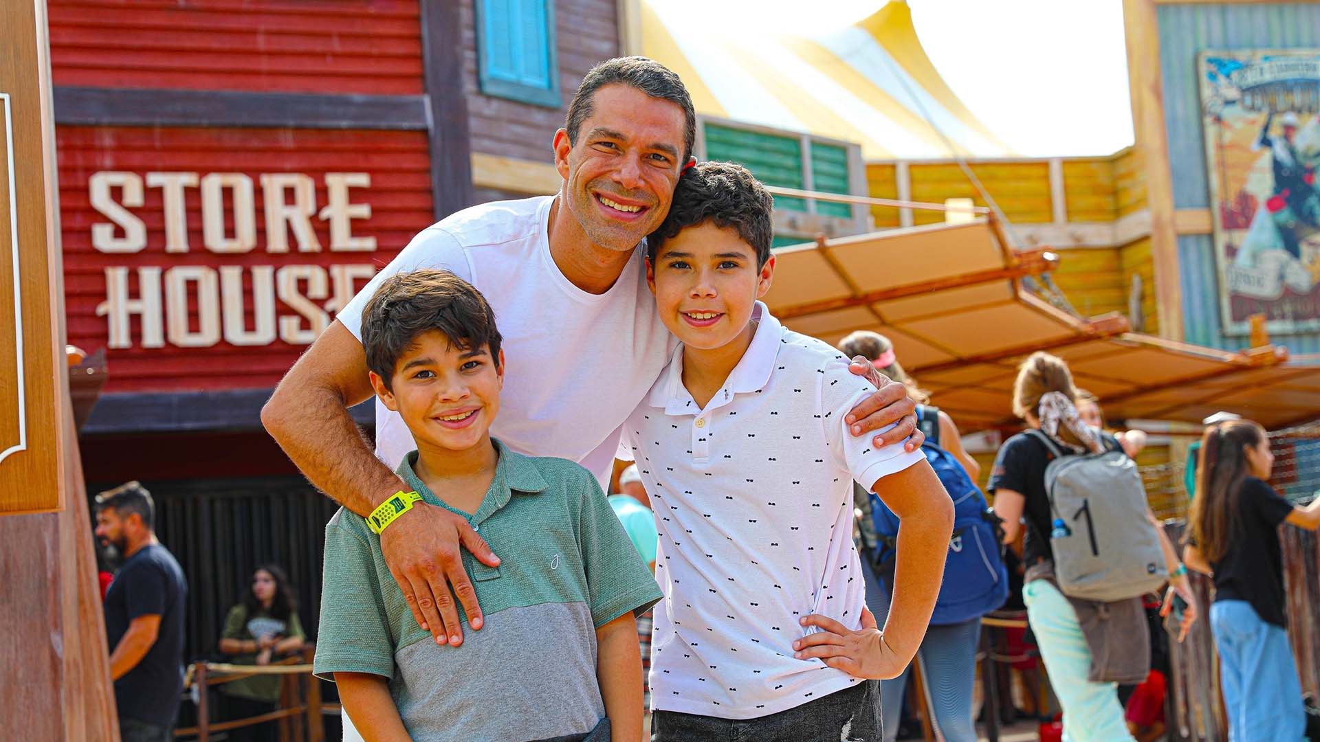 Marcus Buaiz faz nova aparição com os filhos após fim do casamento com Wanessa