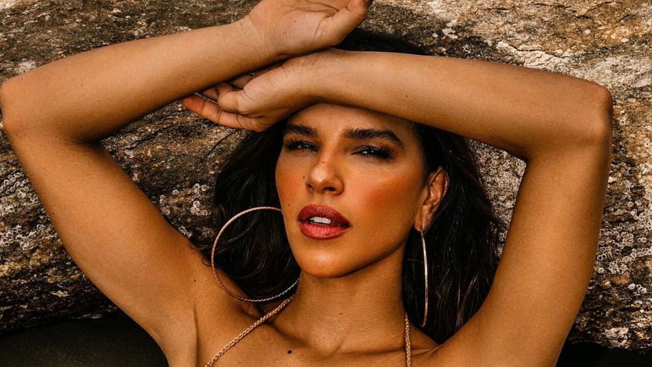 Mariana Rios aparece só de biquíni de crochê e se destaca com corpaço