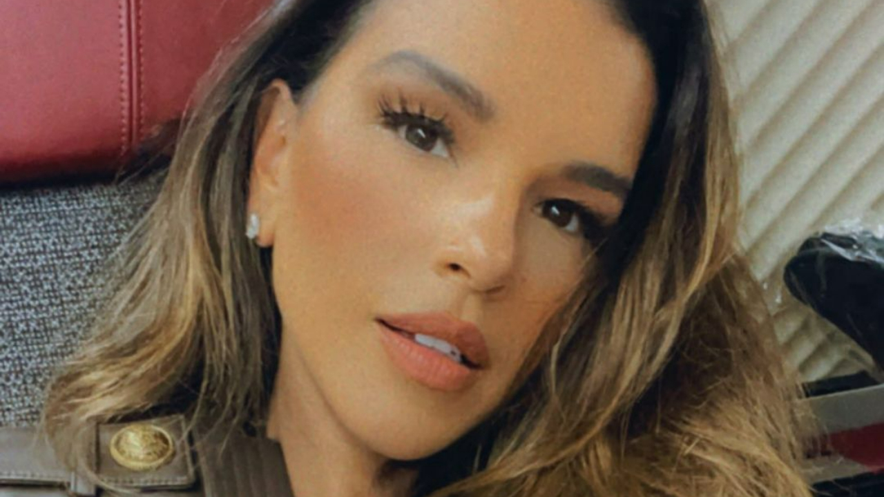 Mariana Rios aposta em vestido estiloso para show na Praia do Forte: ”Linda!”