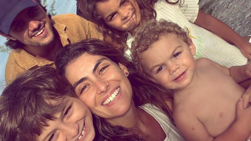 Mariana Uhlmann e Felipe Simas publicam fotos com os três filhos e encantam: ”Família linda”
