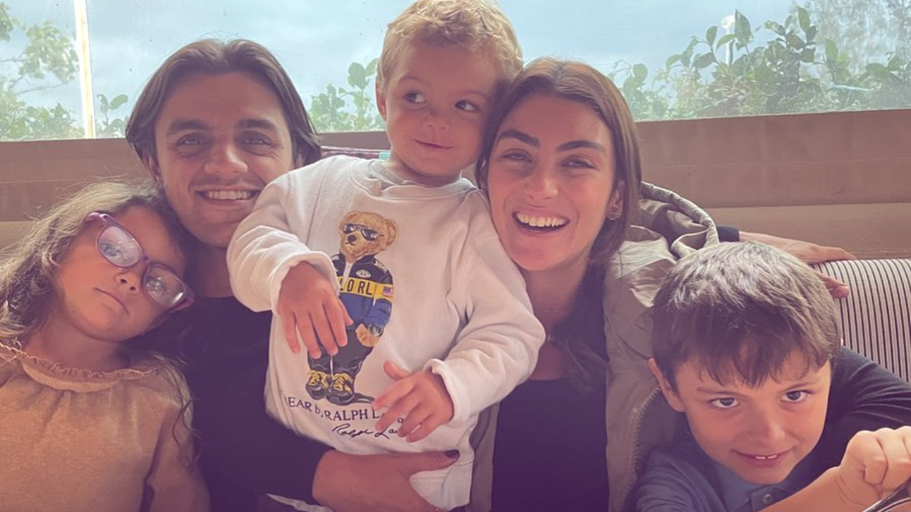 Mariana Uhlmann posta foto em família e fala de Felipe Simas: ”Mesmo quando me irrita ou é teimoso, eu continuo te amando”