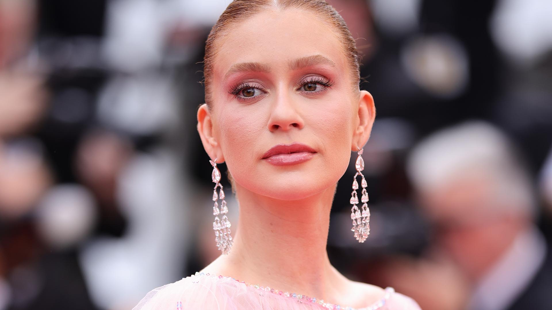 Marina Ruy Barbosa aposta no vestido todo rosa em Cannes