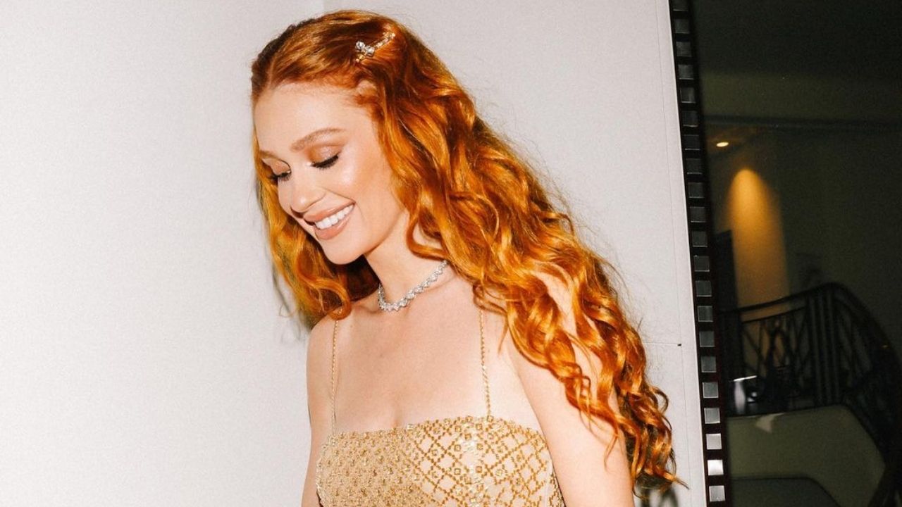 Se divertindo na Itália, Marina Ruy Barbosa come pizza em quarto de hotel