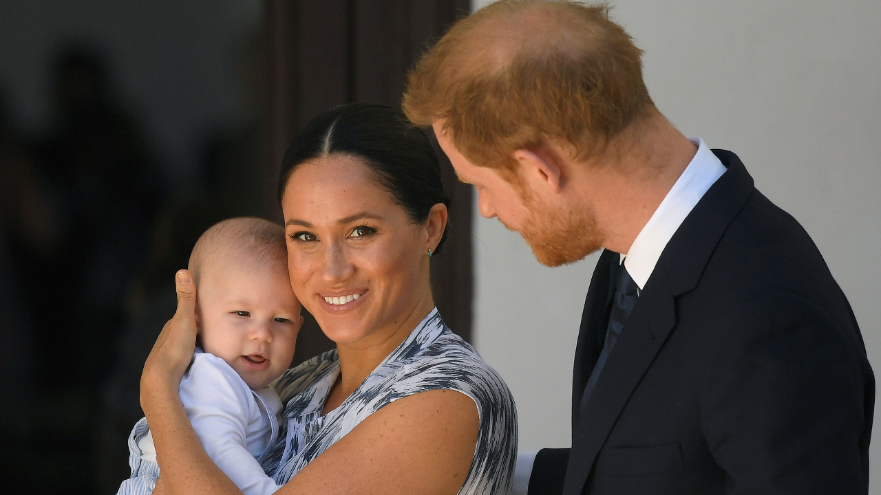 Archie, primogênito de Meghan Markle e Príncipe Harry, ganha homenagens da Família Real