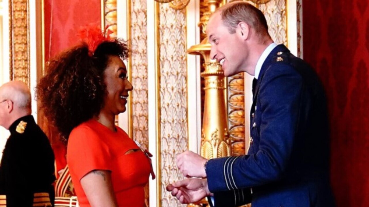 Príncipe William entrega medalha para a Spice Girl Mel B