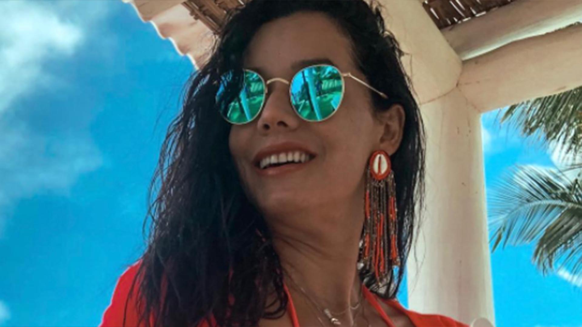 De biquíni, Monica Carvalho exibe a barriguinha trincada