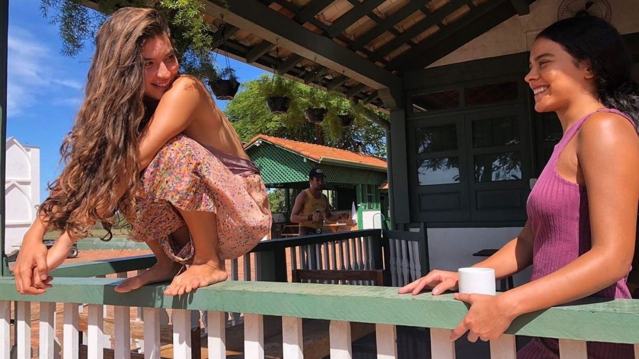 Bella Campos compartilha foto ao lado de Alanis Guillen nos bastidores de ‘Pantanal’