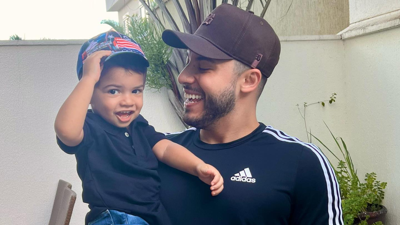 Murilo Huff mostra o filho com chapéu de cozinheiro e brinca: ”Chef Leozinho”