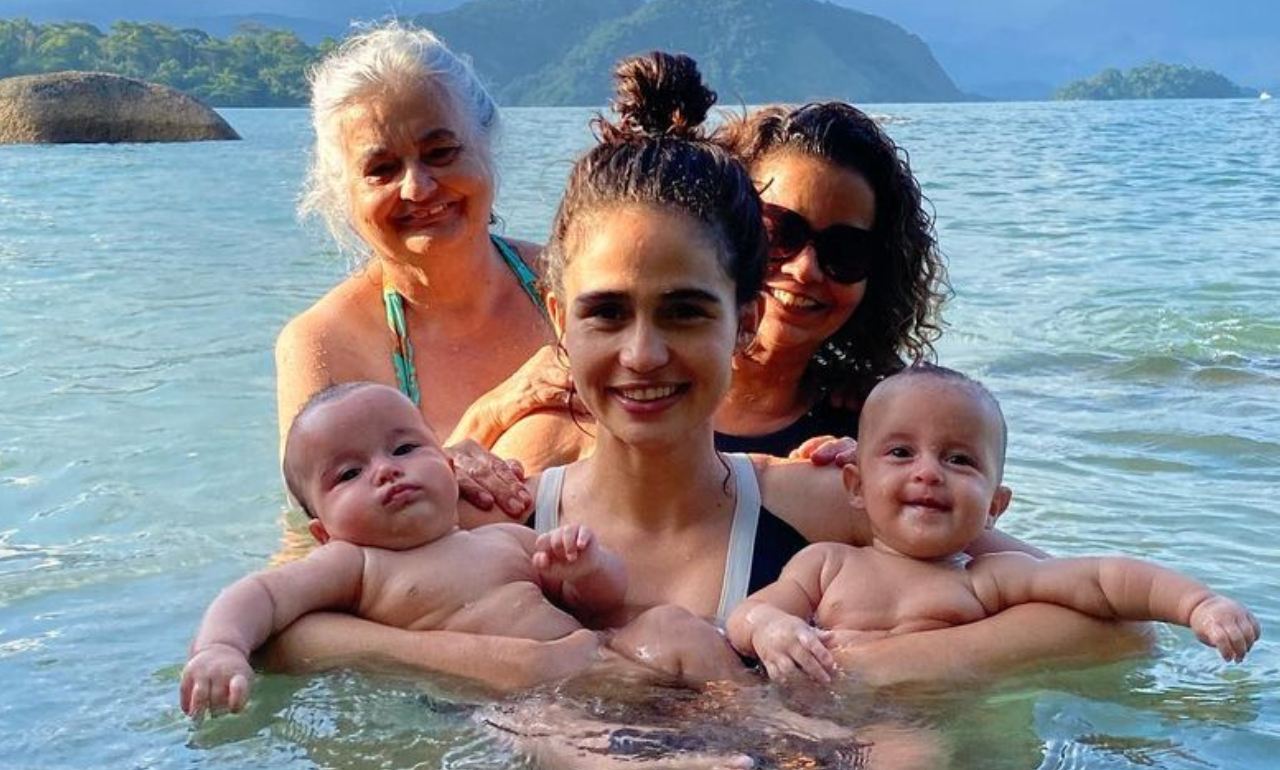 Nanda Costa posta clique da mãe com as netas e se declara: ”Obrigada pelos plantões das madrugadas”