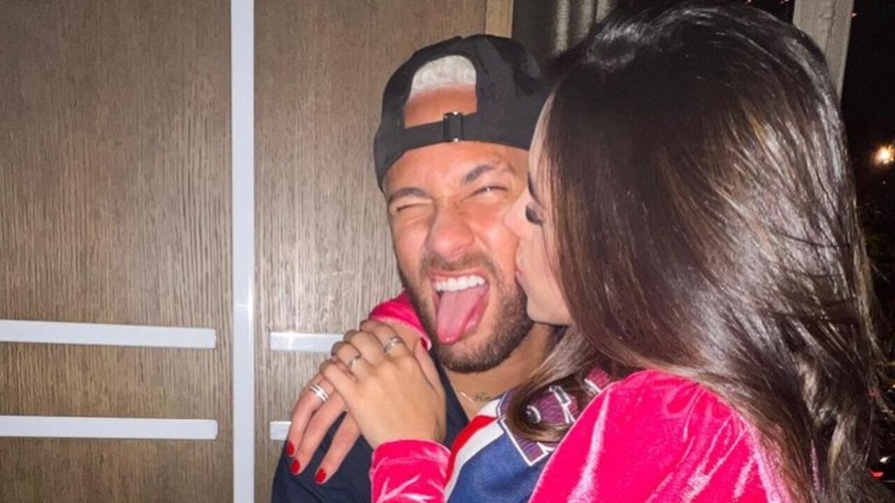 Neymar recebe beijo da namorada em clique romântico