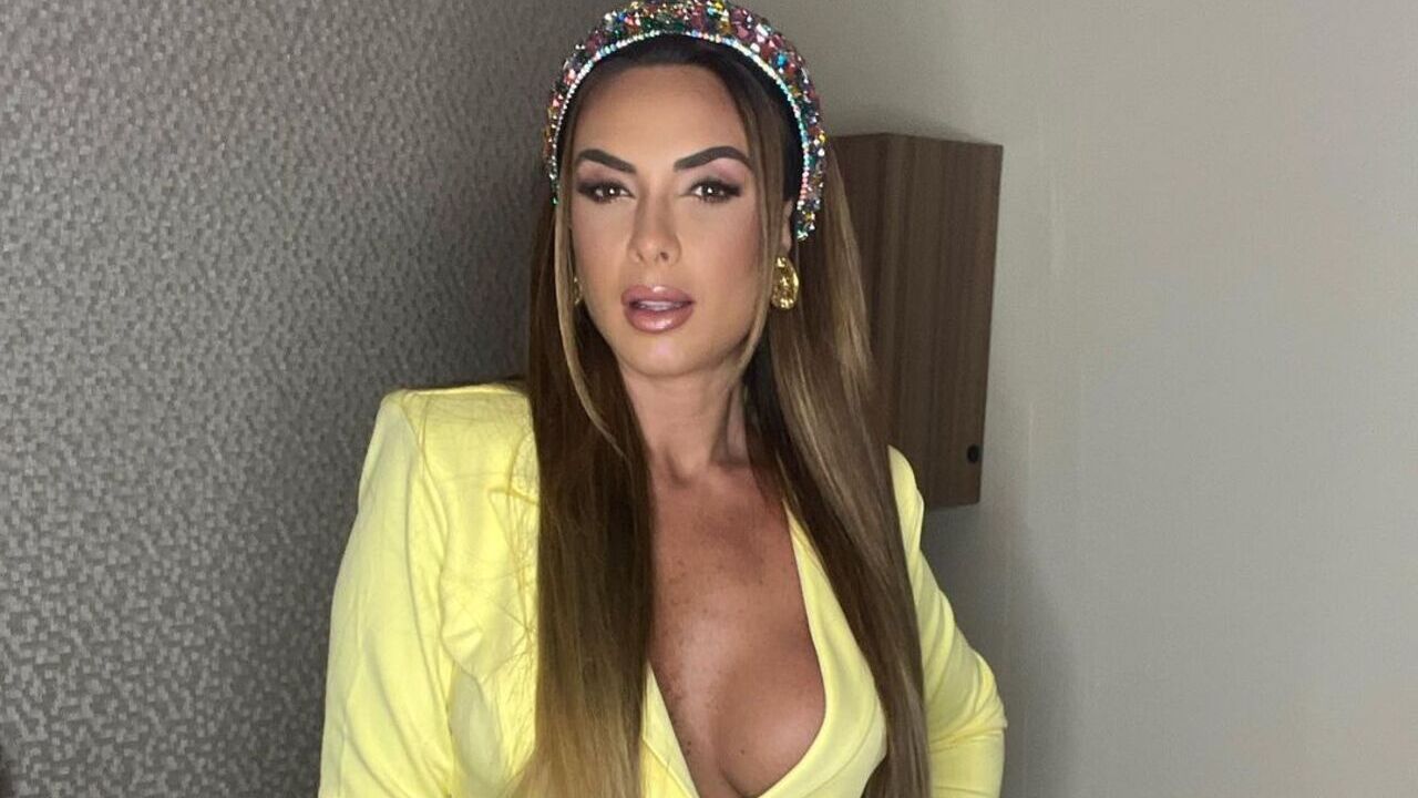 Nicole Bahls dispensa sutiã e exibe decote poderoso em ensaio