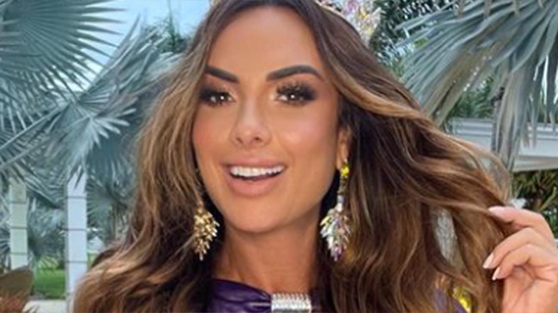 De biquíni, Nicole Bahls ostenta a barriga reta em nova foto