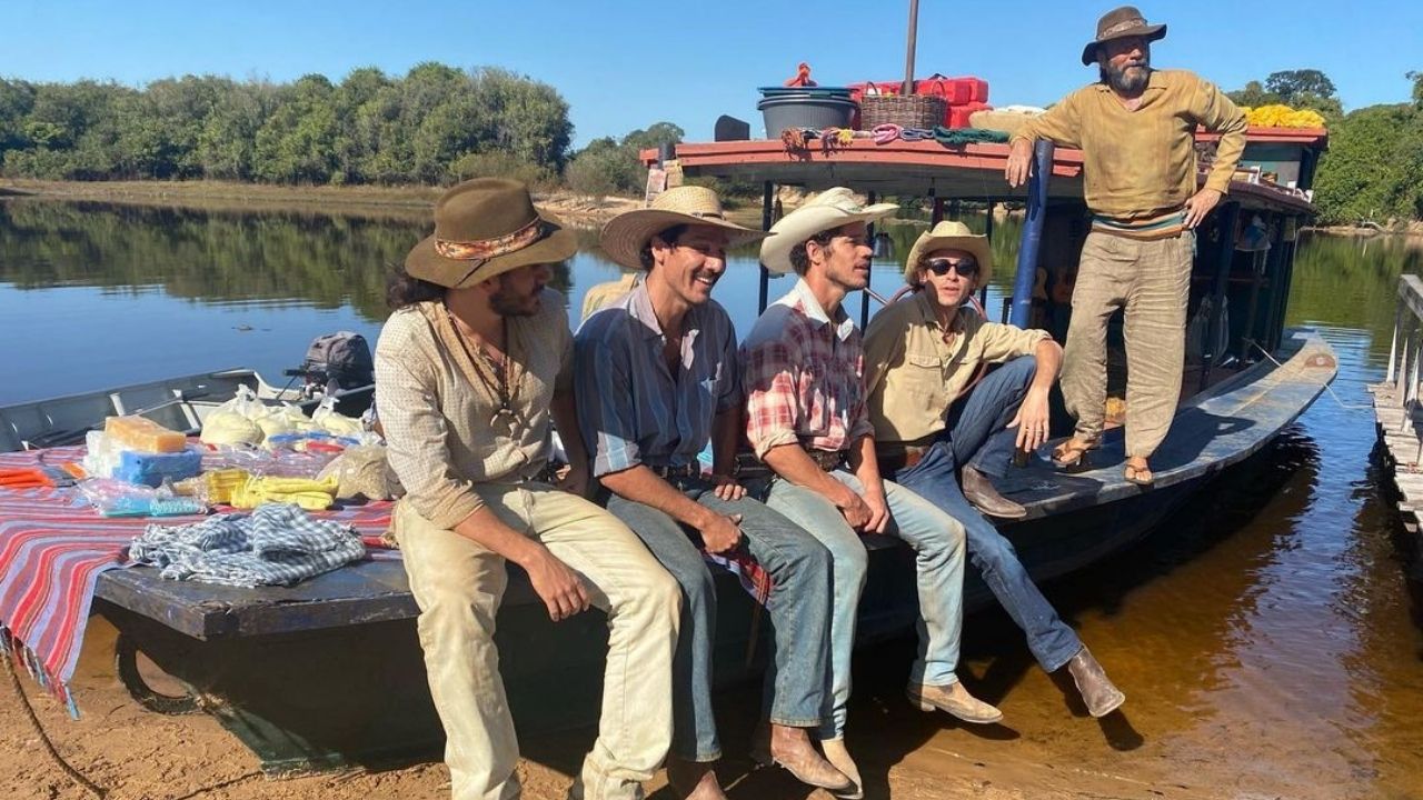 Jesuita Barbosa surge caracterizado de peão em clique nos bastidores de ‘Pantanal’