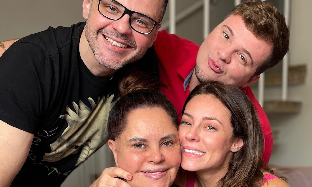 Ao lado dos irmãos, Paolla Oliveira celebra o Dia das Mães: ”Do jeito que a gente ama”