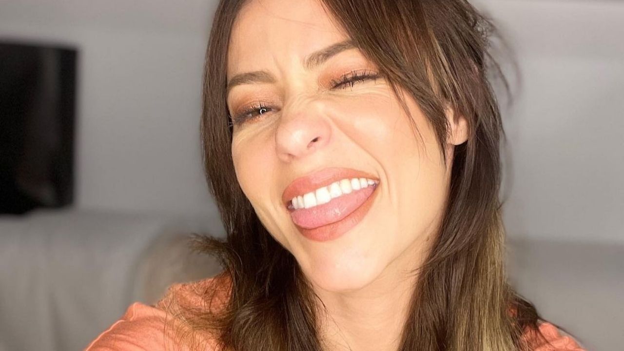 Paolla Oliveira rouba a cena em evento ao aparecer com a barriga de fora