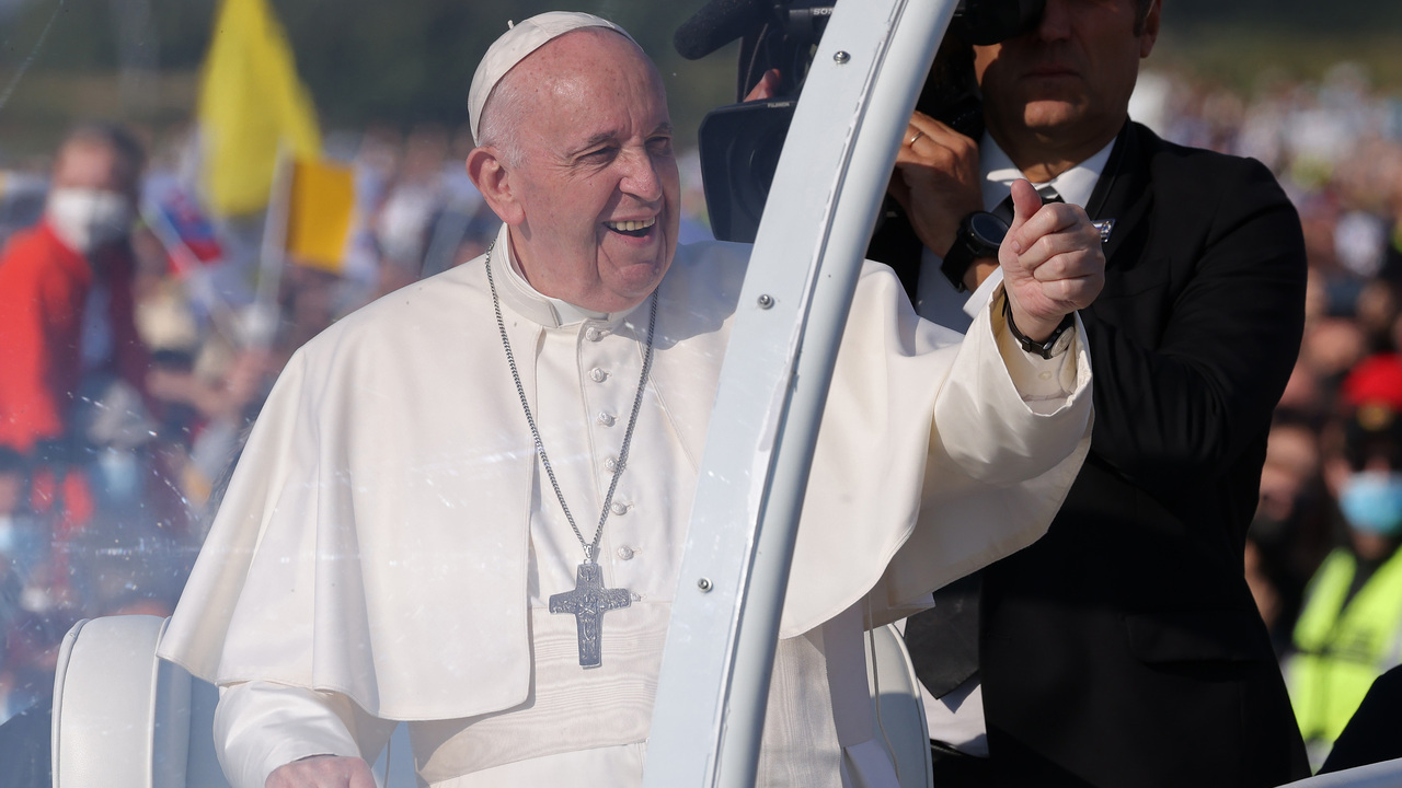 Com dores no joelho, Papa Francisco aparece em cadeira de rodas pela primeira vez em público