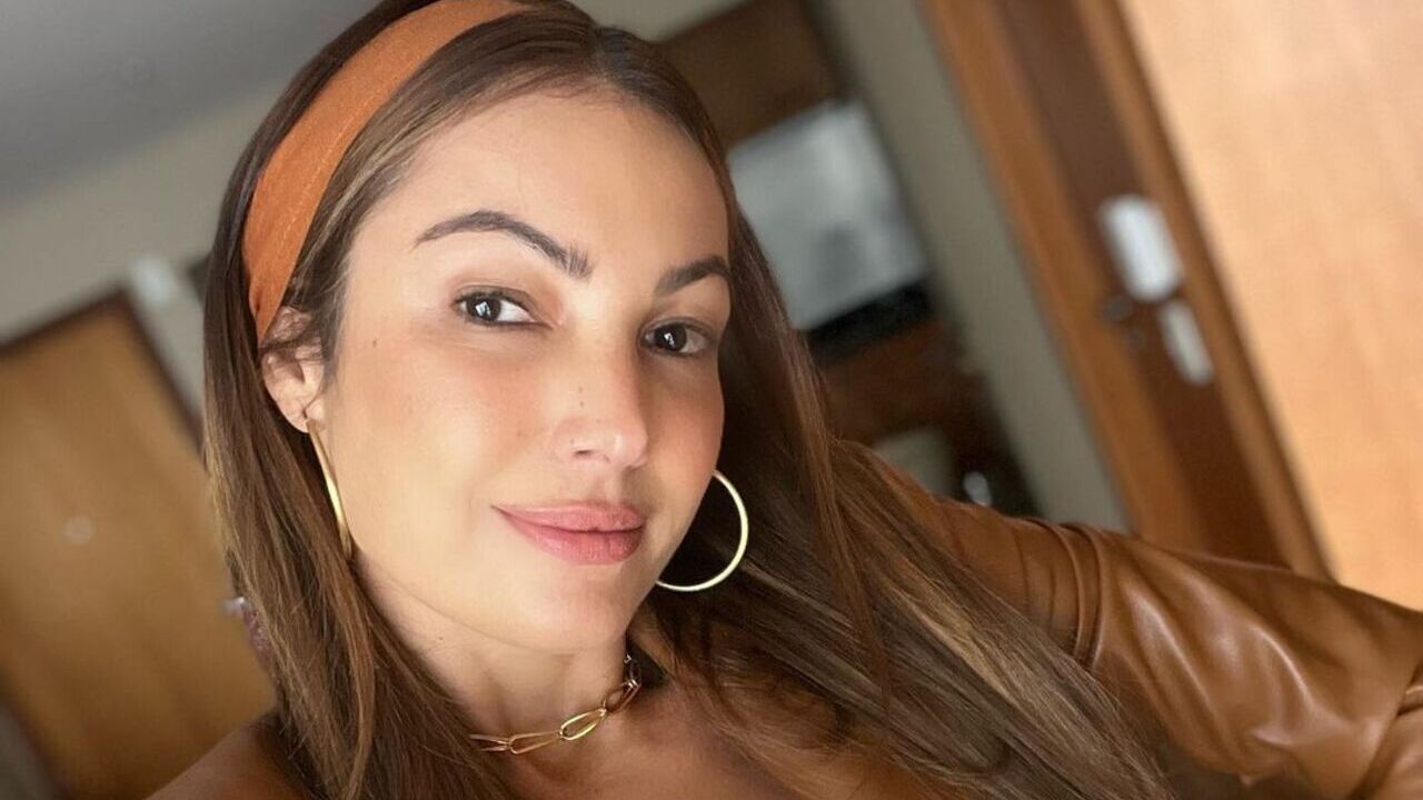 De maiô, Patrícia Poeta anda de bicicleta na Itália: ”Queimando as calorias da pizza”