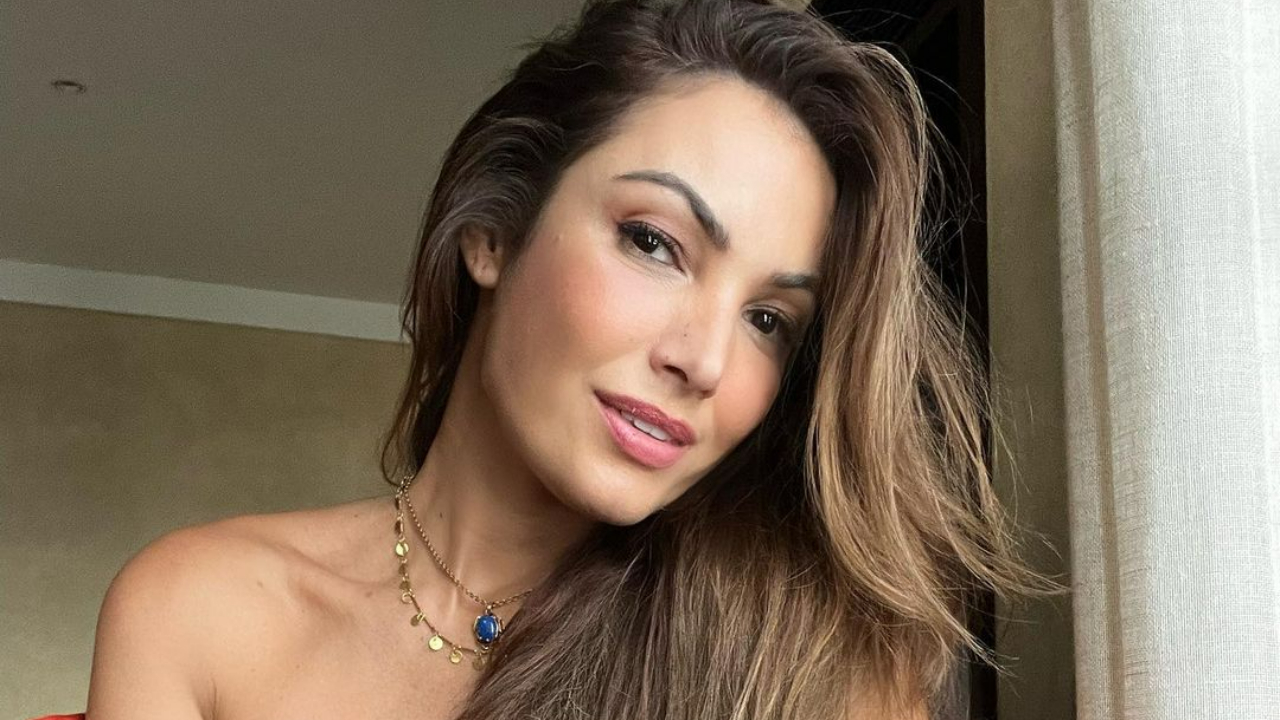 De maiô, Patrícia Poeta curte passeio em praia paradisíaca na Itália: ”Isola Bella”