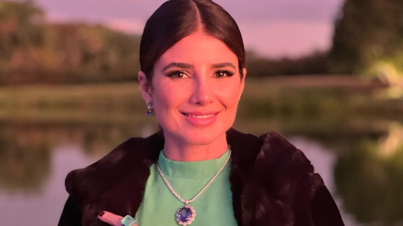 De vestido neon com fenda, Paula Fernandes passa dos limites da beleza