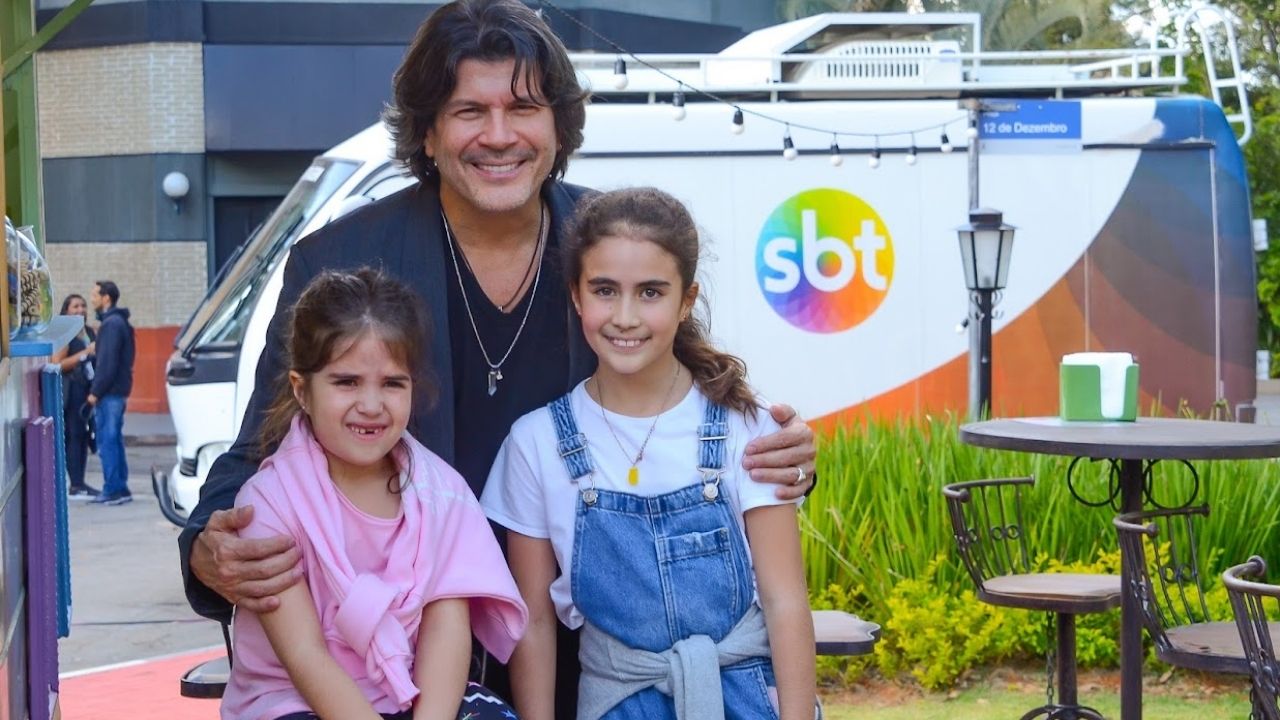 Paulo Ricardo leva as filhas para os estúdios do SBT: “Incrível”