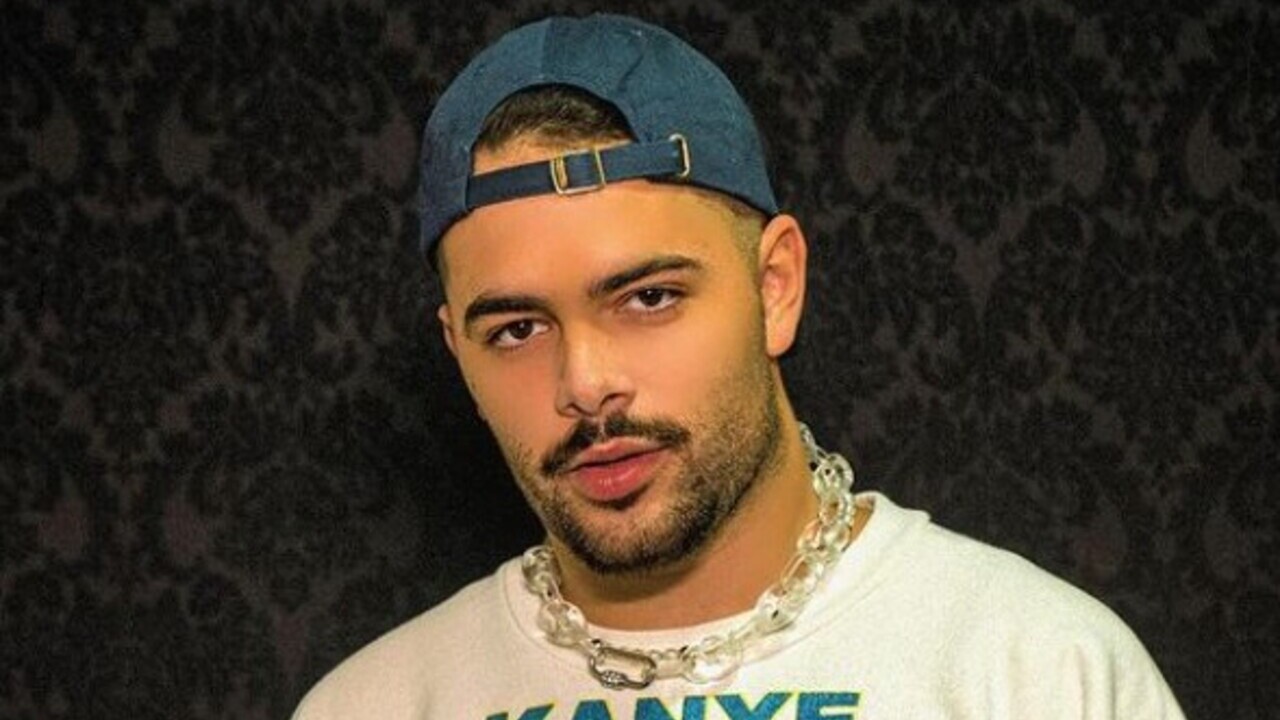 Pedro Sampaio leva tombo feio em show e bate a cabeça ao subir no palco