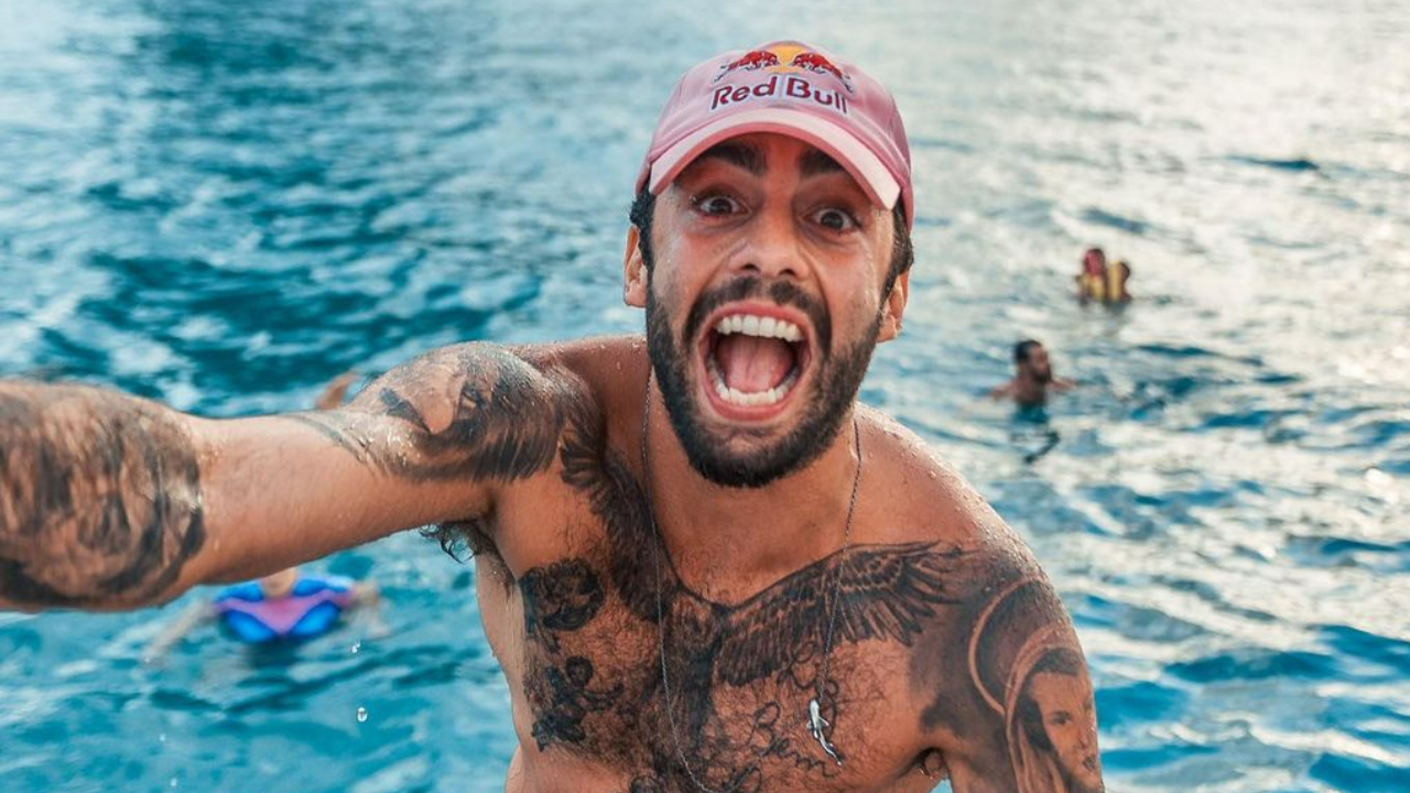 Ex- BBB Pedro Scooby publica clique em praia artificial e vídeos surfando