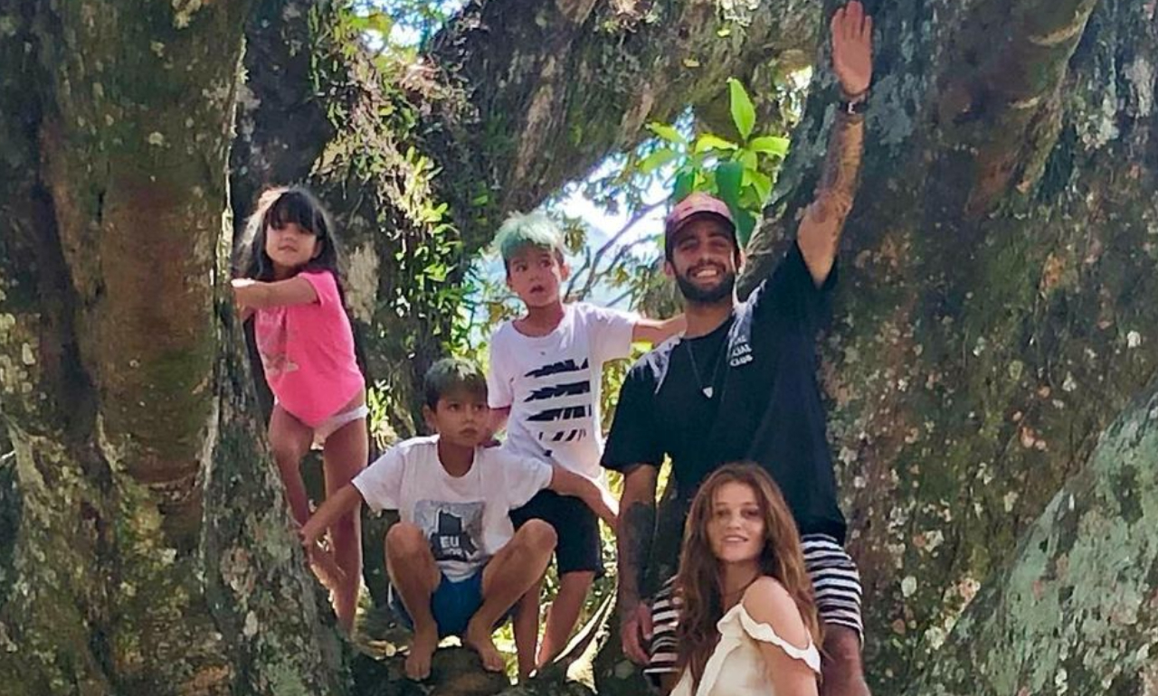 Pedro Scooby reencontra os filhos e encanta ao mostrar a reação deles: ”Papai chegou”