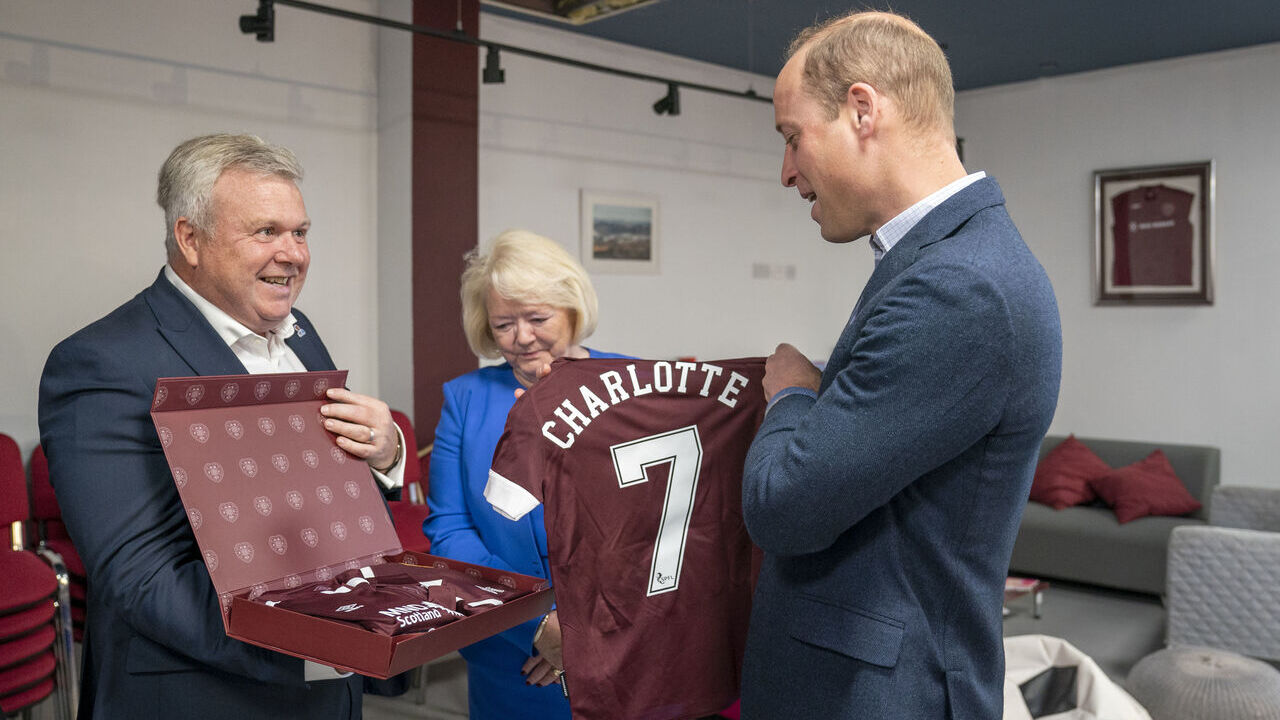 Príncipe William recebe presentes para seus filhos em visita no segundo dia de viagem na Escócia