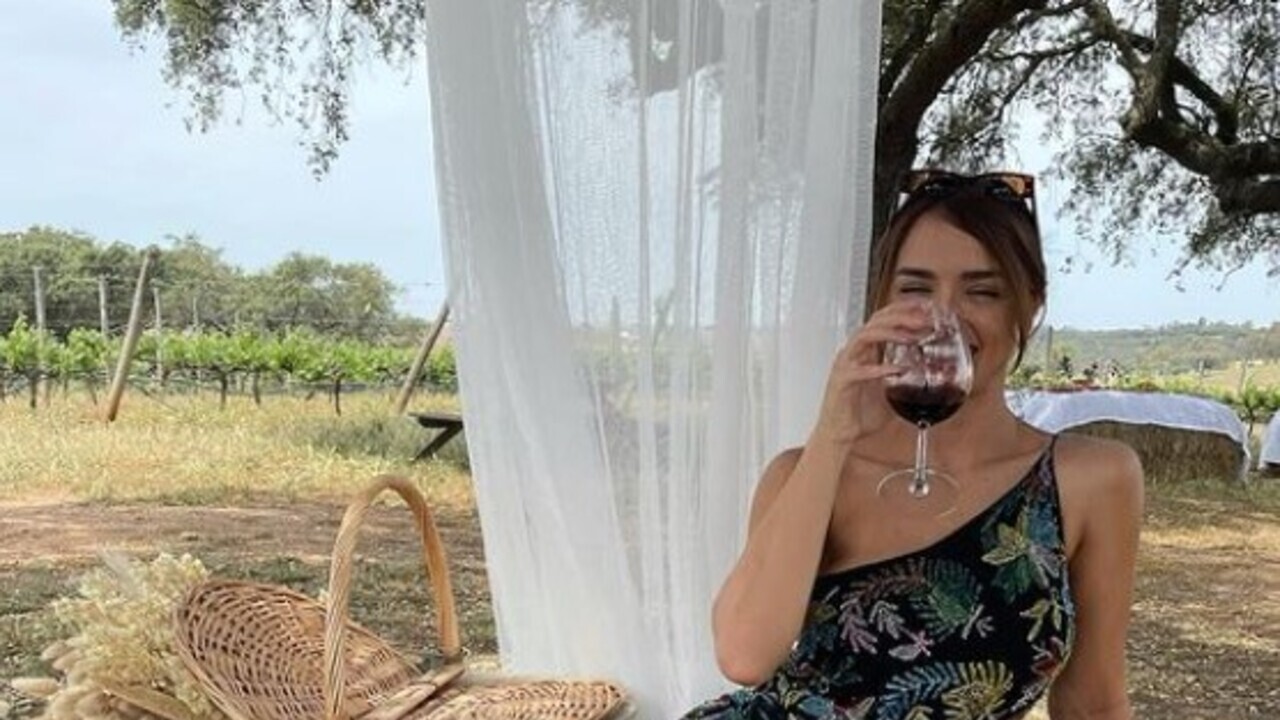 Com vestido florido, Rafa Kalimann curte piquenique em Portugal