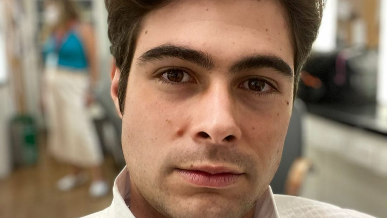 Rafael Vitti surge caracterizado como seu personagem em ‘Além da Ilusão’: ”Gravando”