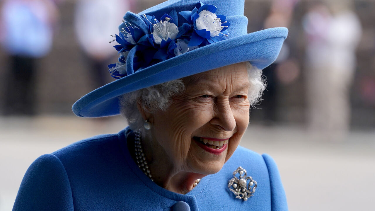 Coleção de joias e vestidos da Rainha Elizabeth II será exposta no Jubileu de Platina! Confira algumas peças!