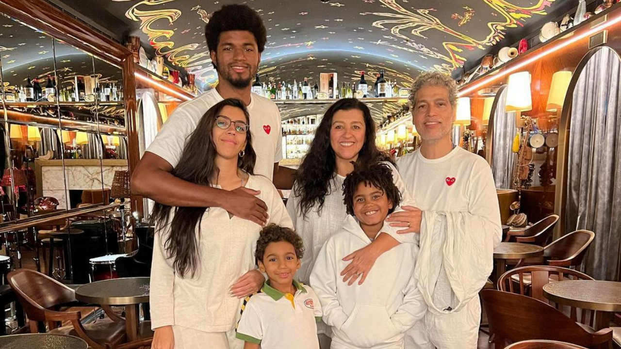 Regina Casé combina looks com toda a família durante momento especial e se derrete: ”Minha força vem daí!”
