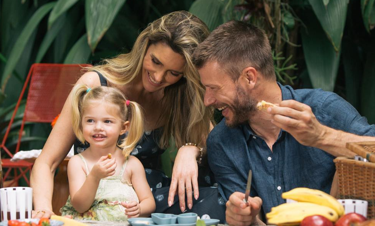 Rodrigo Hilbert e Fernanda Lima brincam de tinta com a filha, Maria Manoela, e se divertem