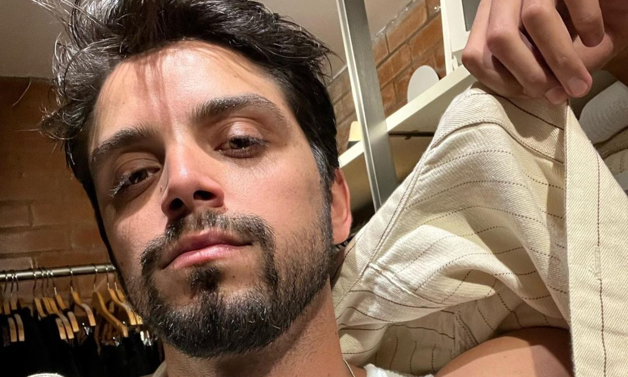 Rodrigo Simas radicaliza no visual e chama a atenção da web: ”Ficou lindo”