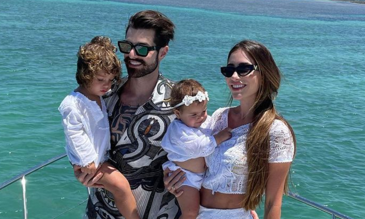 Romana Novais abre álbum de fotos com a família em jatinho: ”Baguncinha”