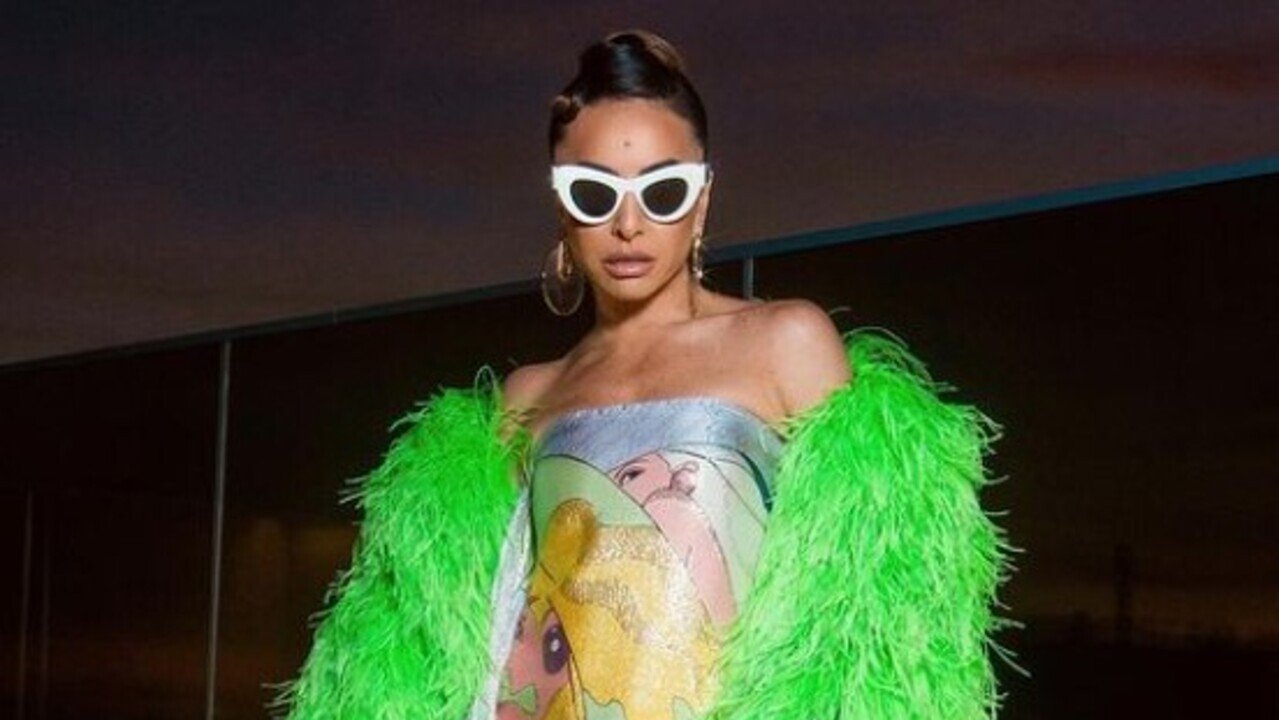Sabrina Sato aposta em look colorido para casamento