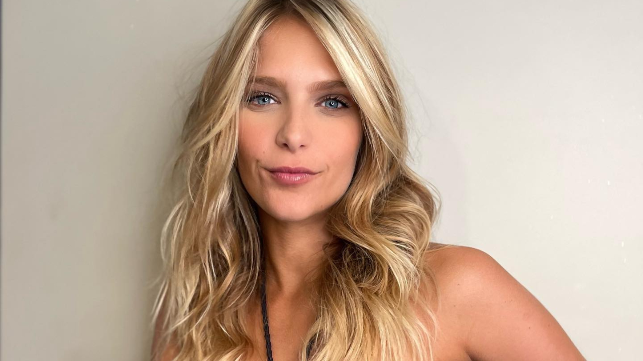 Isabella Santoni dispensa sutiã e usa conchas para se cobrir em cliques na praia