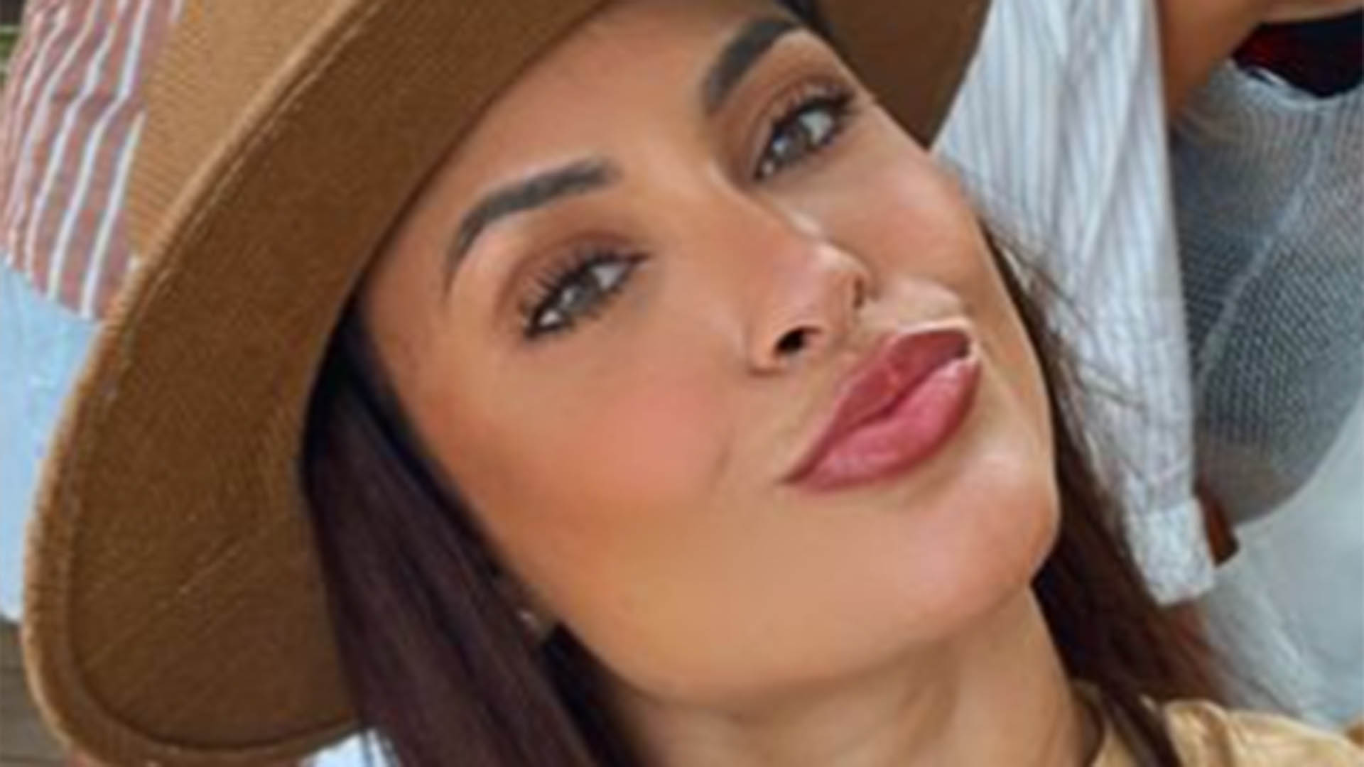 Ex-BBB Sarah Andrade aposta no biquíni cavado em viagem para Saint Tropez