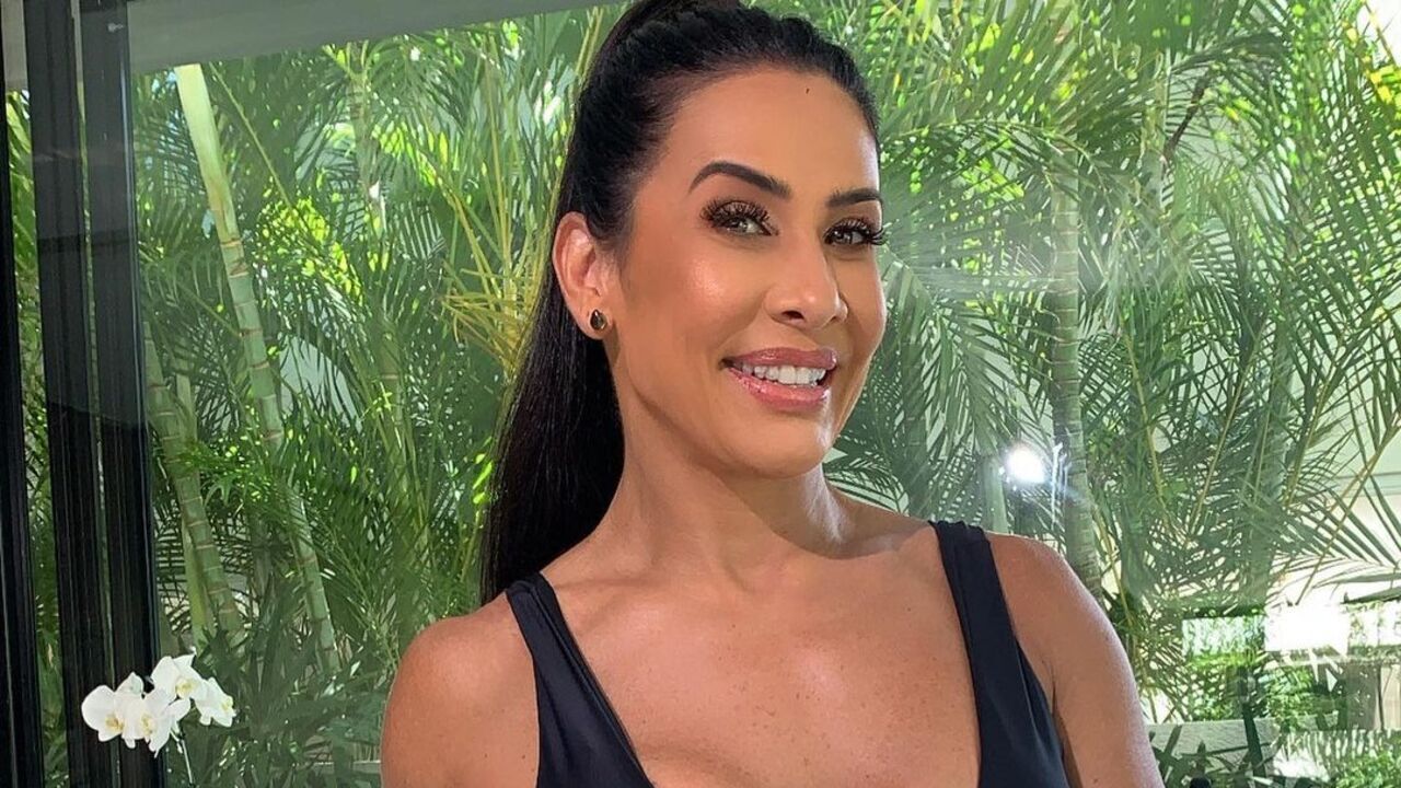 No colo do marido, Scheila Carvalho ostenta bumbum gigante na praia: ”Que corpo é esse?”
