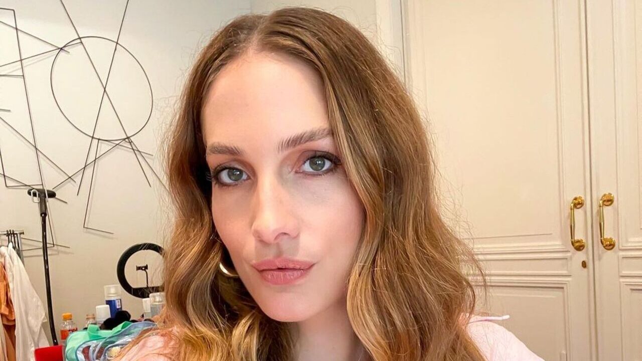 Nora de Faustão, Schynaider Moura, exibe novo visual em evento e esbanja beleza