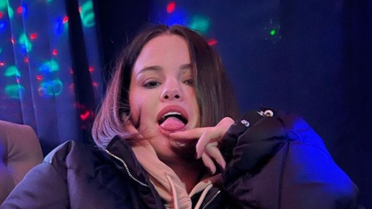 Selena Gomez faz pose em novos cliques e fãs adoram: “Rainha”