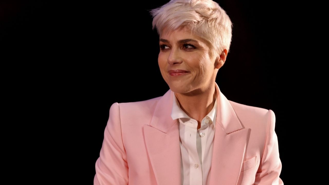 Selma Blair conta que iniciou no alcoolismo aos 7 anos de idade e revela episódio traumático
