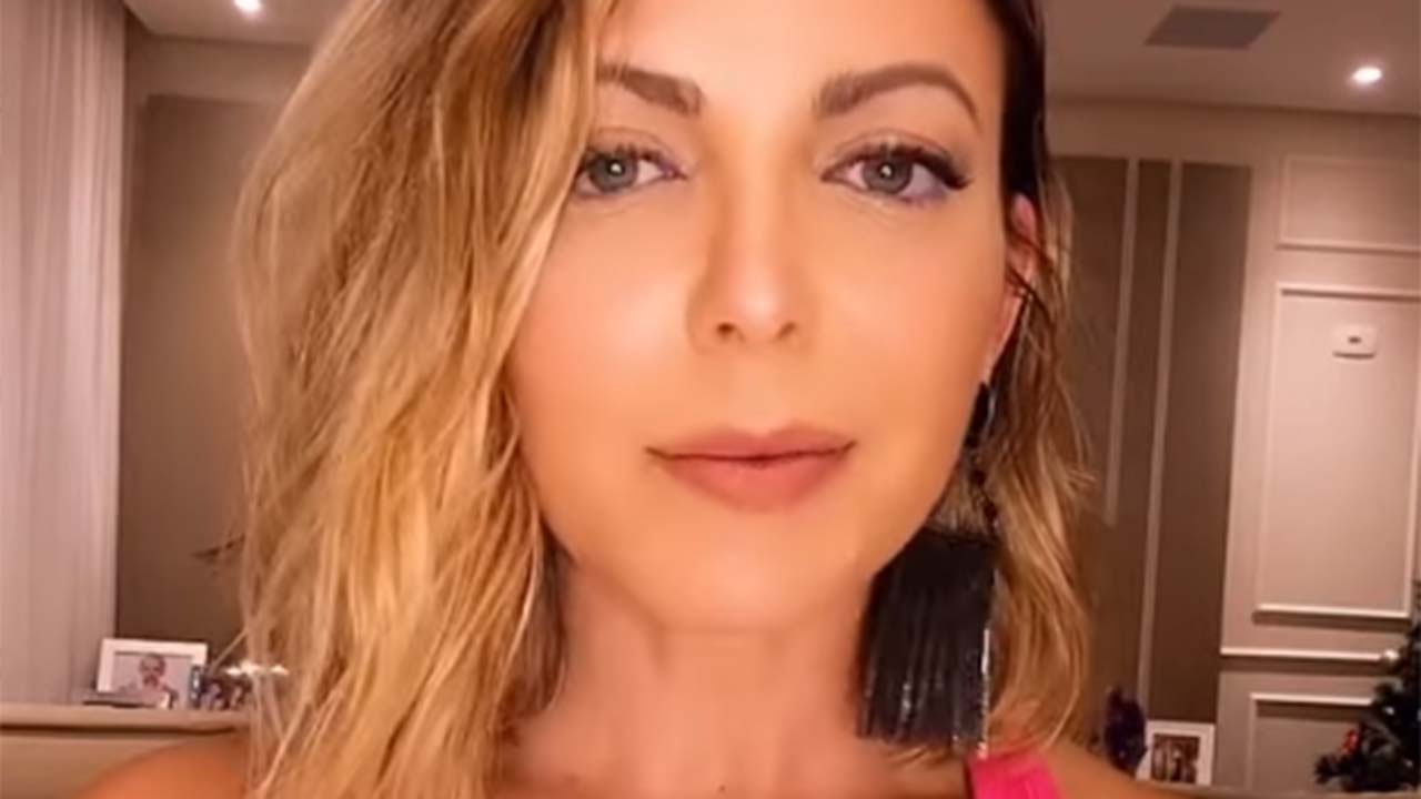 Sheila Mello sensualiza ao usar pijama ousado e exibe tatuagem no quadril