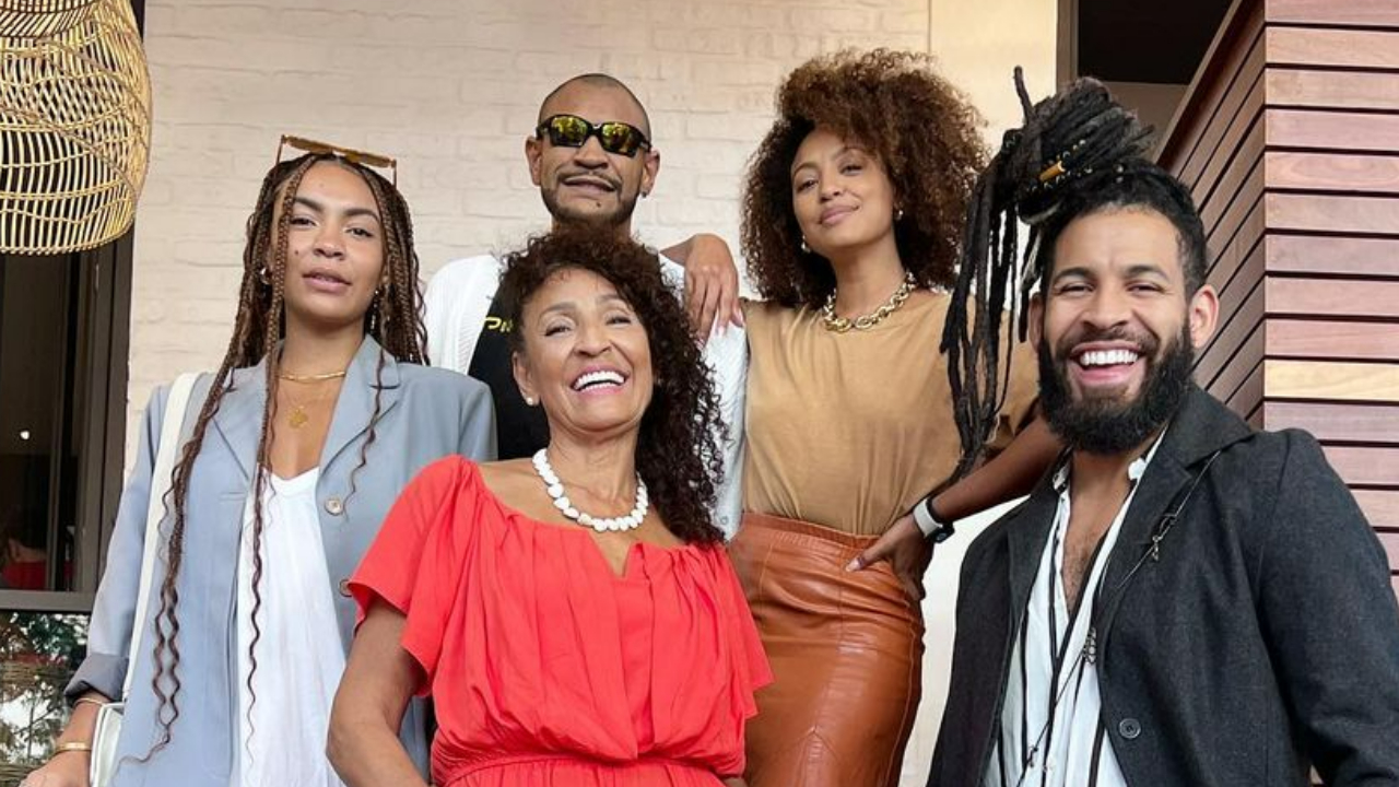 Sheron Menezzes reúne mãe e irmãos em clique encantador: ”Olha o sorriso”
