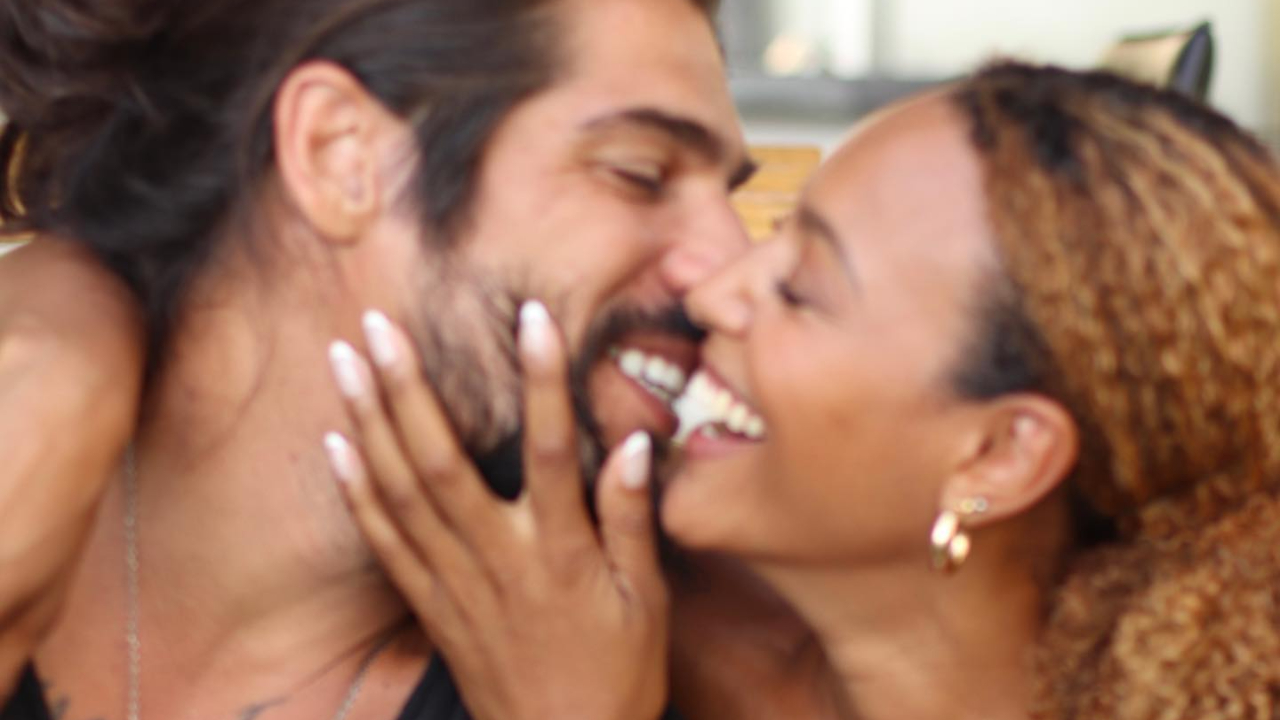 Sheron Menezzes mostra recadinho que ganhou de Saulo Bernard: ”Foi viajar, mas deixou seu amor pela casa”