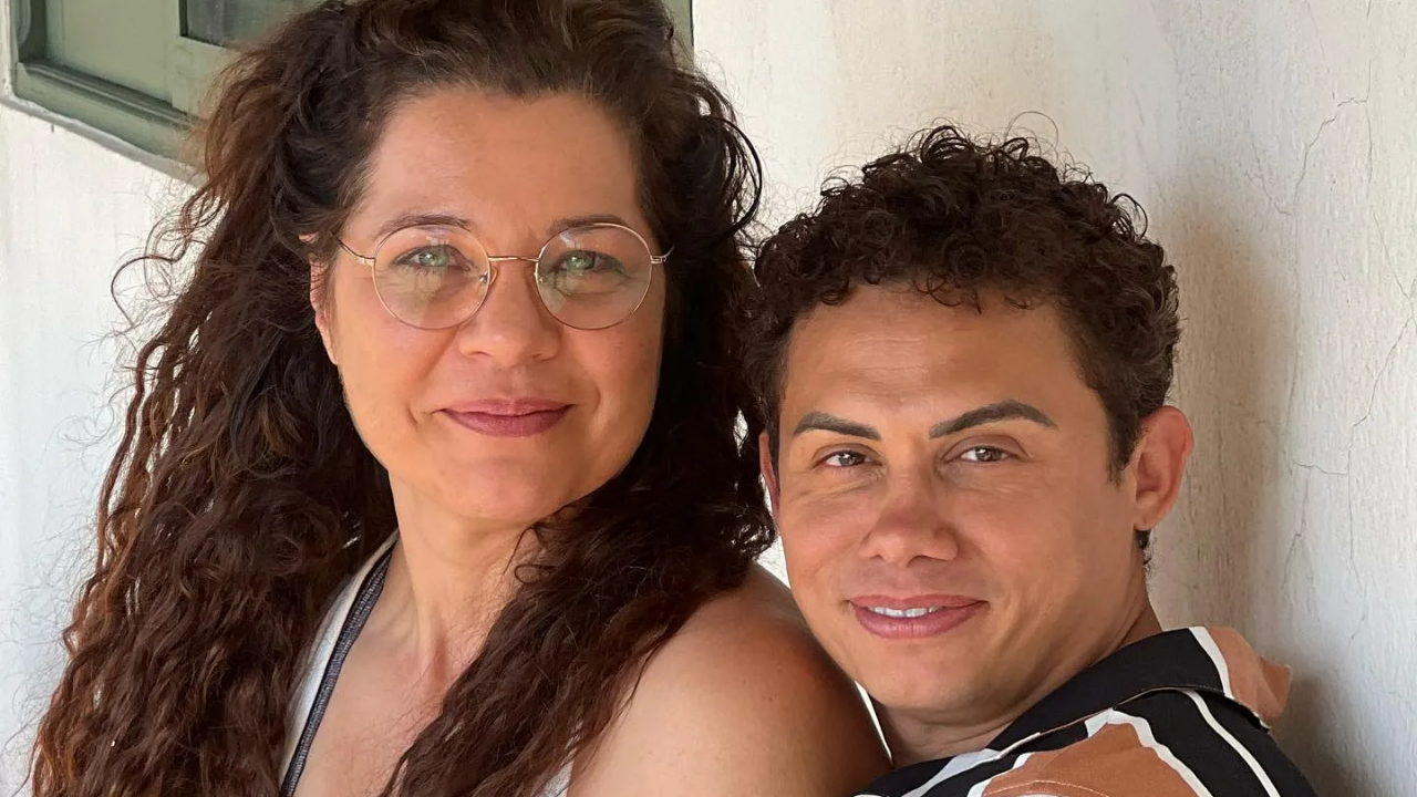 Silvero Pereira se derrete ao posar com Isabel Teixeira: ”Não te largo sua lindeza”