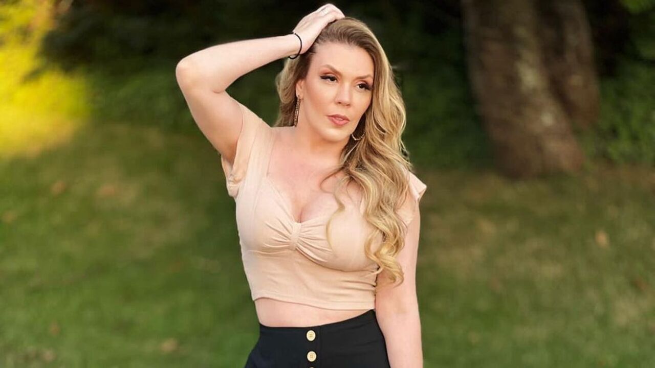 Celebrando 19 anos, filha de Simony surpreende com vestido transparente