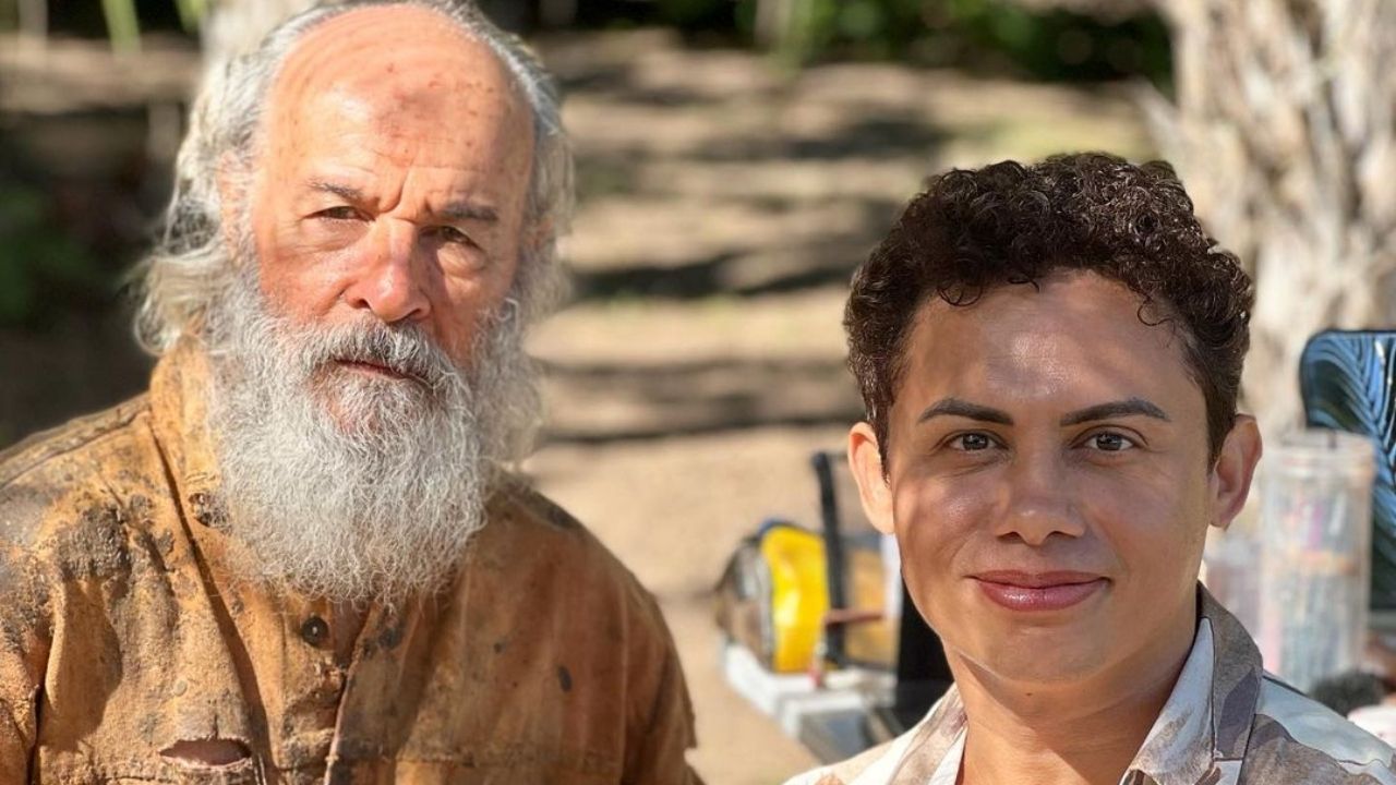 Silvero Pereira posa ao lado de Osmar Prado: “Ícone do teatro”